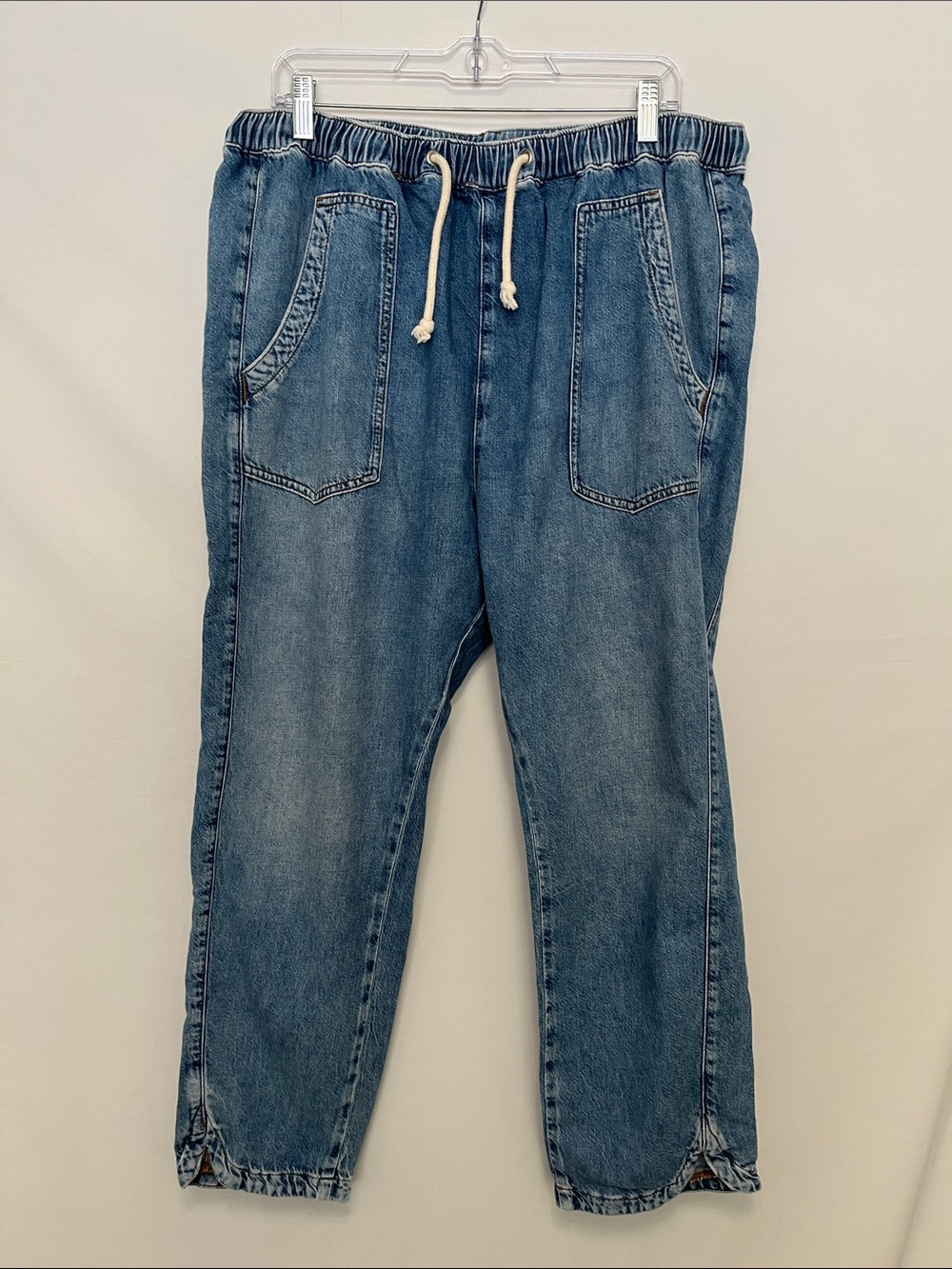 Pilcro High-Rise Relaxed Jogger Jeans in Medium Blue